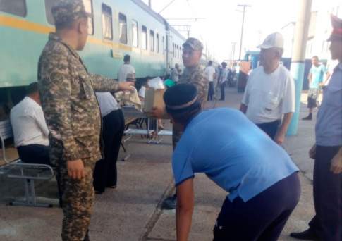 Железнодорожники оказывают всю необходимую помощь пассажирам задержанных в пути поездов